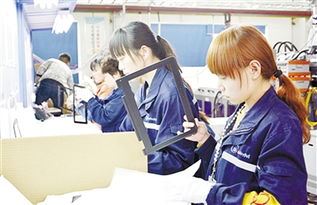 位于漯河市的河南源德福(聯想)科技產業園總投資12億元,主要產品為筆記本電腦精密零部件,產品銷往聯想集團全球供應鏈。目前,該產業園模具、注塑、五金沖壓、陽極盒、噴涂等7個車間相繼投入生產,今年前三個月實現產值1.2億元。圖為日前該產業園工人正在生產筆記本?